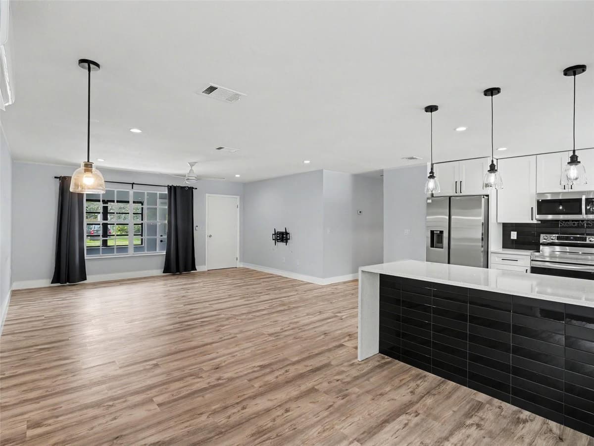 4060 AVANTI CIRCLE — photo 11 of 35