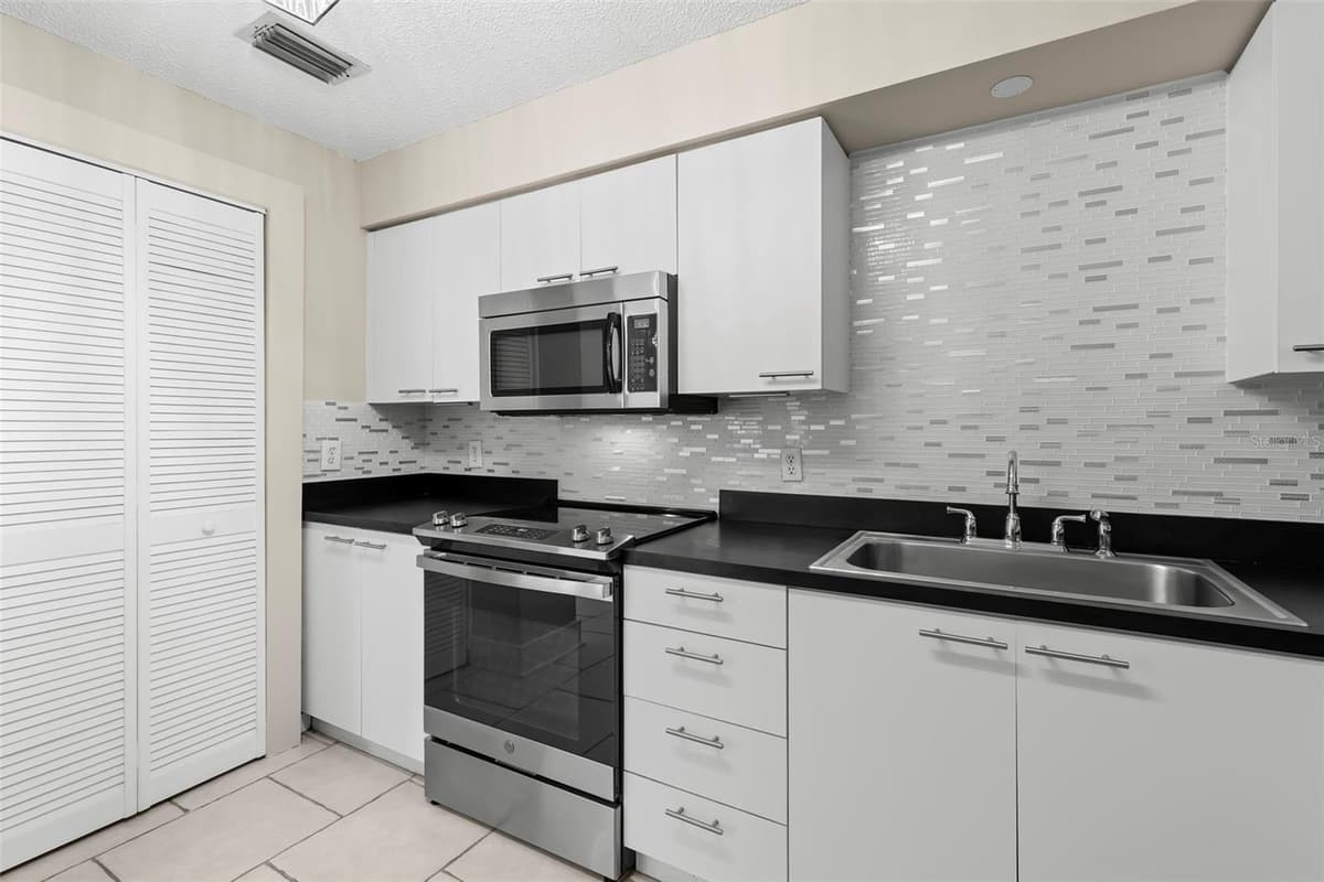 701 MIRROR LAKE DRIVE — photo 13 of 35