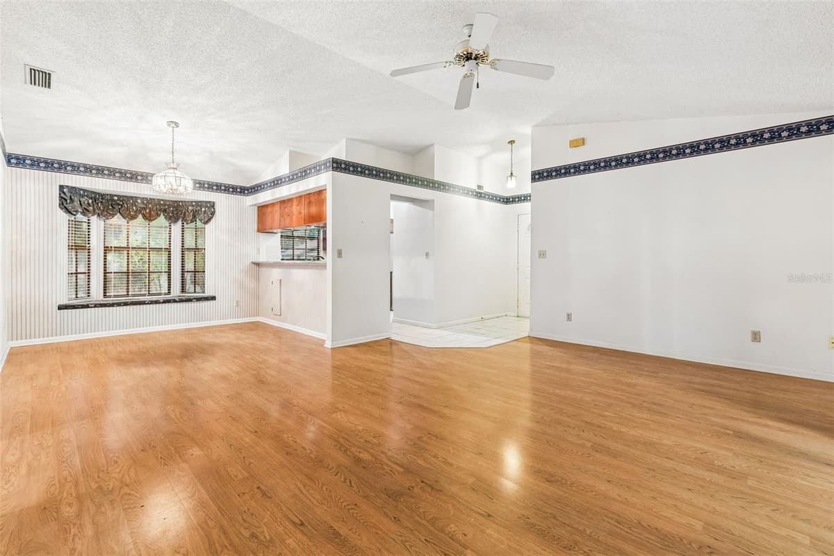 11301 MAYBROOK AVENUE — photo 4 of 24