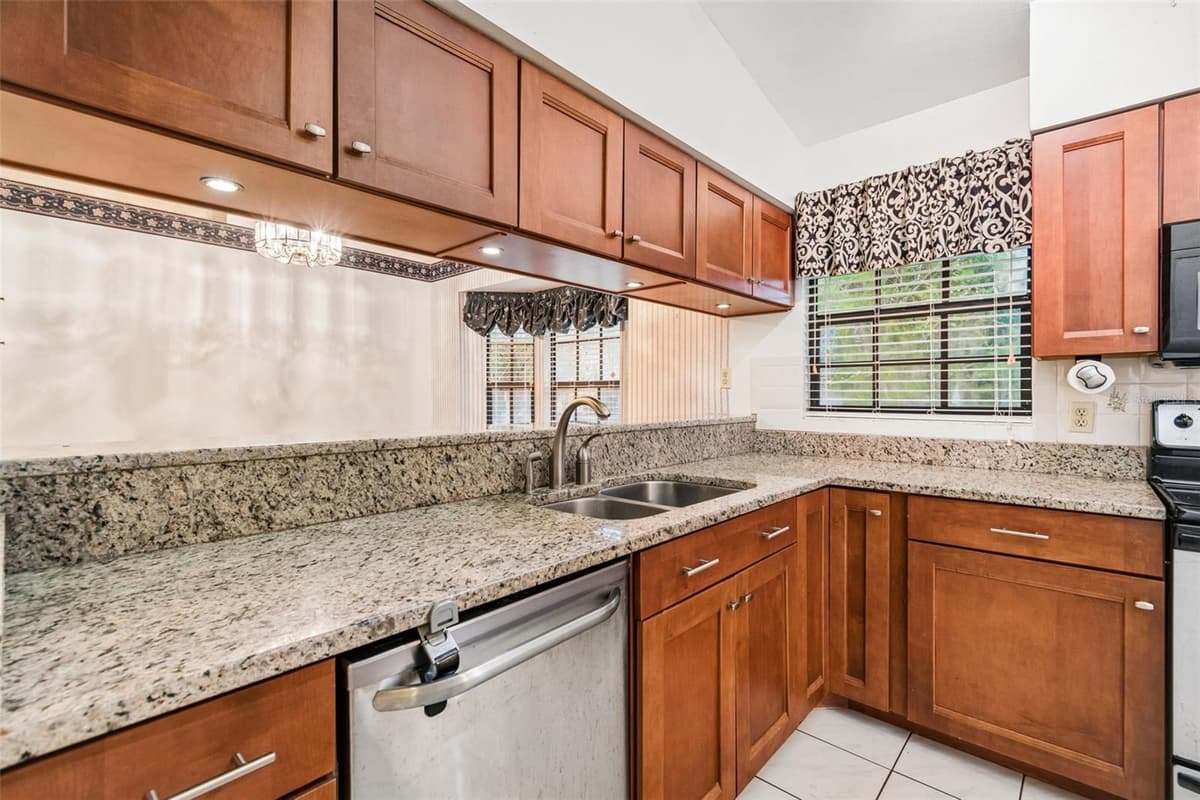 11301 MAYBROOK AVENUE — photo 7 of 24