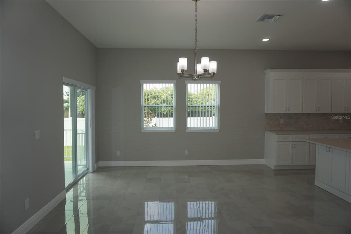 12572 TREE STREET — photo 5 of 25