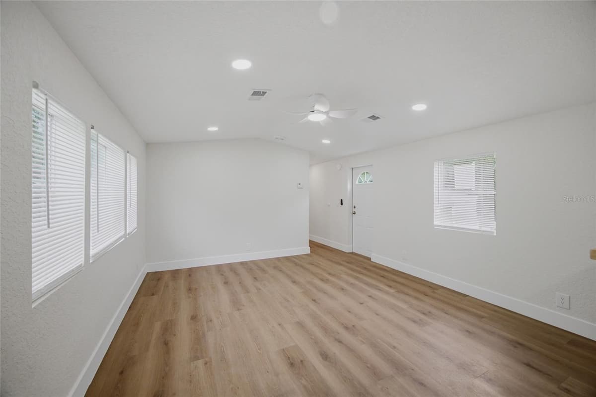 11602 LEWIS AVENUE — photo 7 of 25