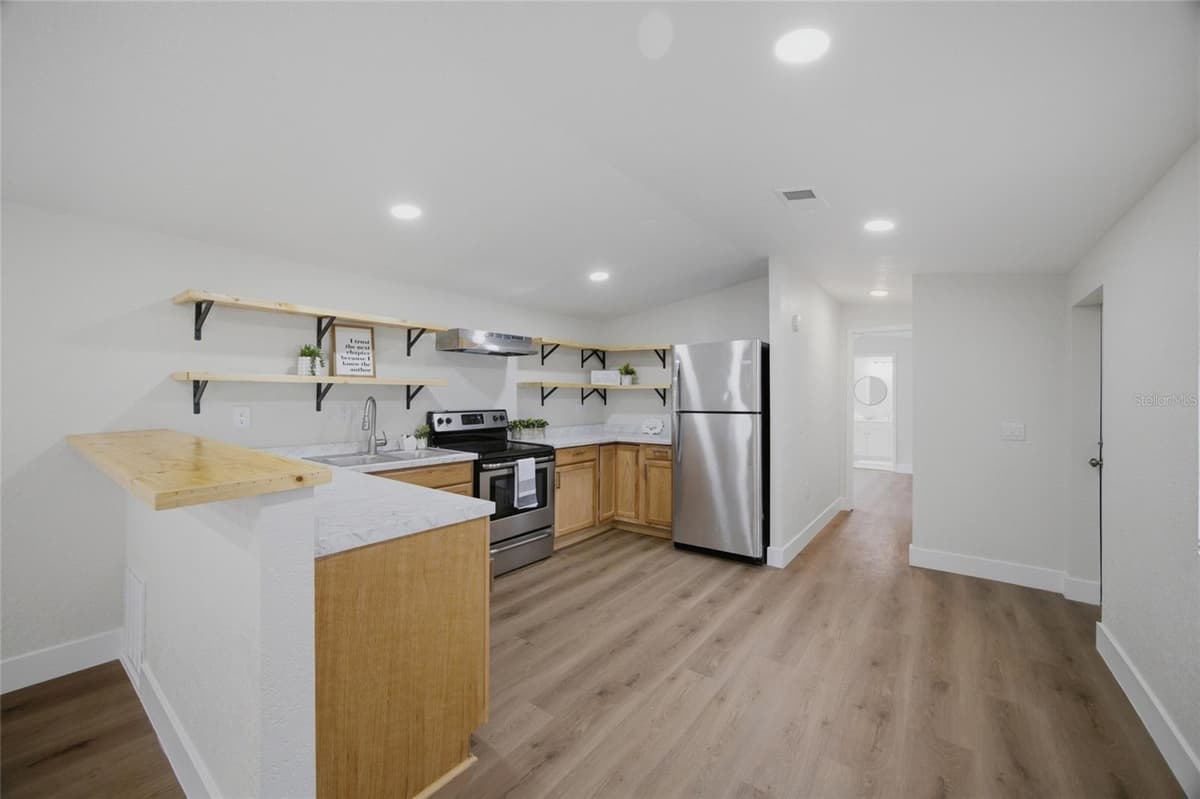 11602 LEWIS AVENUE — photo 3 of 25