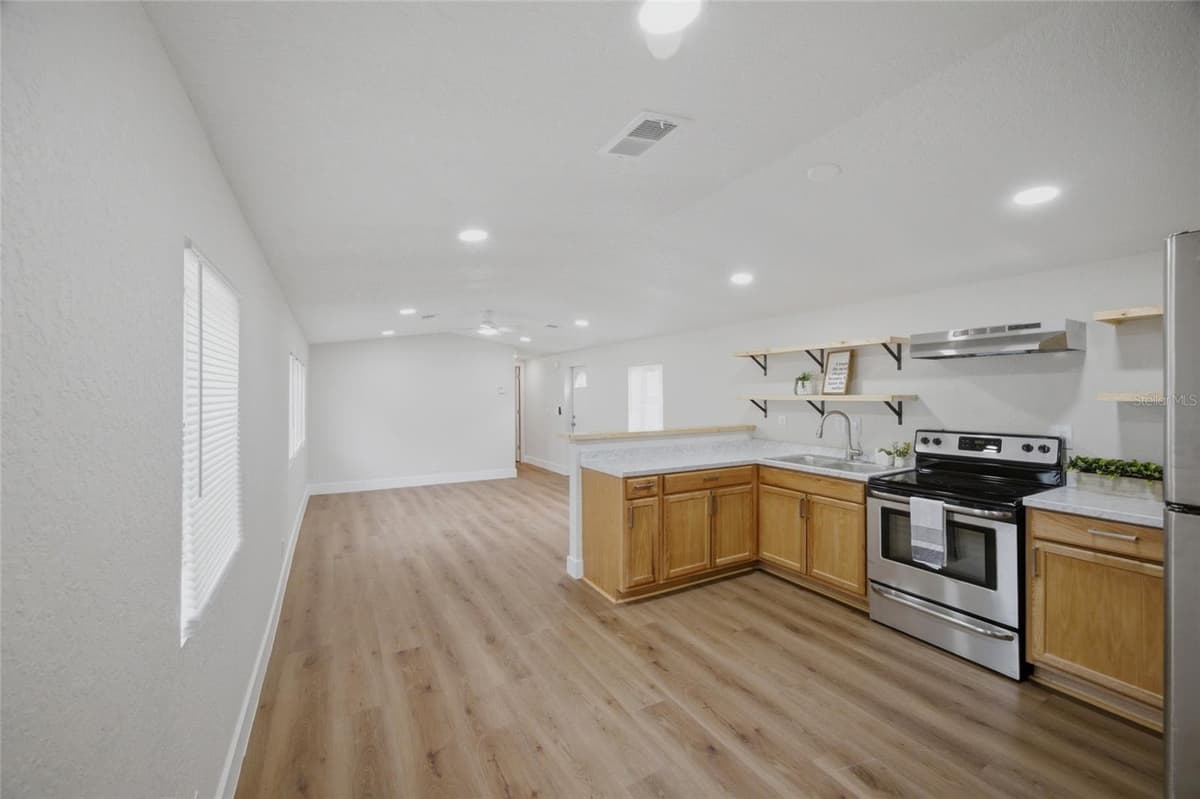 11602 LEWIS AVENUE — photo 5 of 25