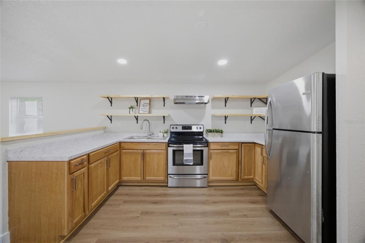11602 LEWIS AVENUE — photo 4 of 25