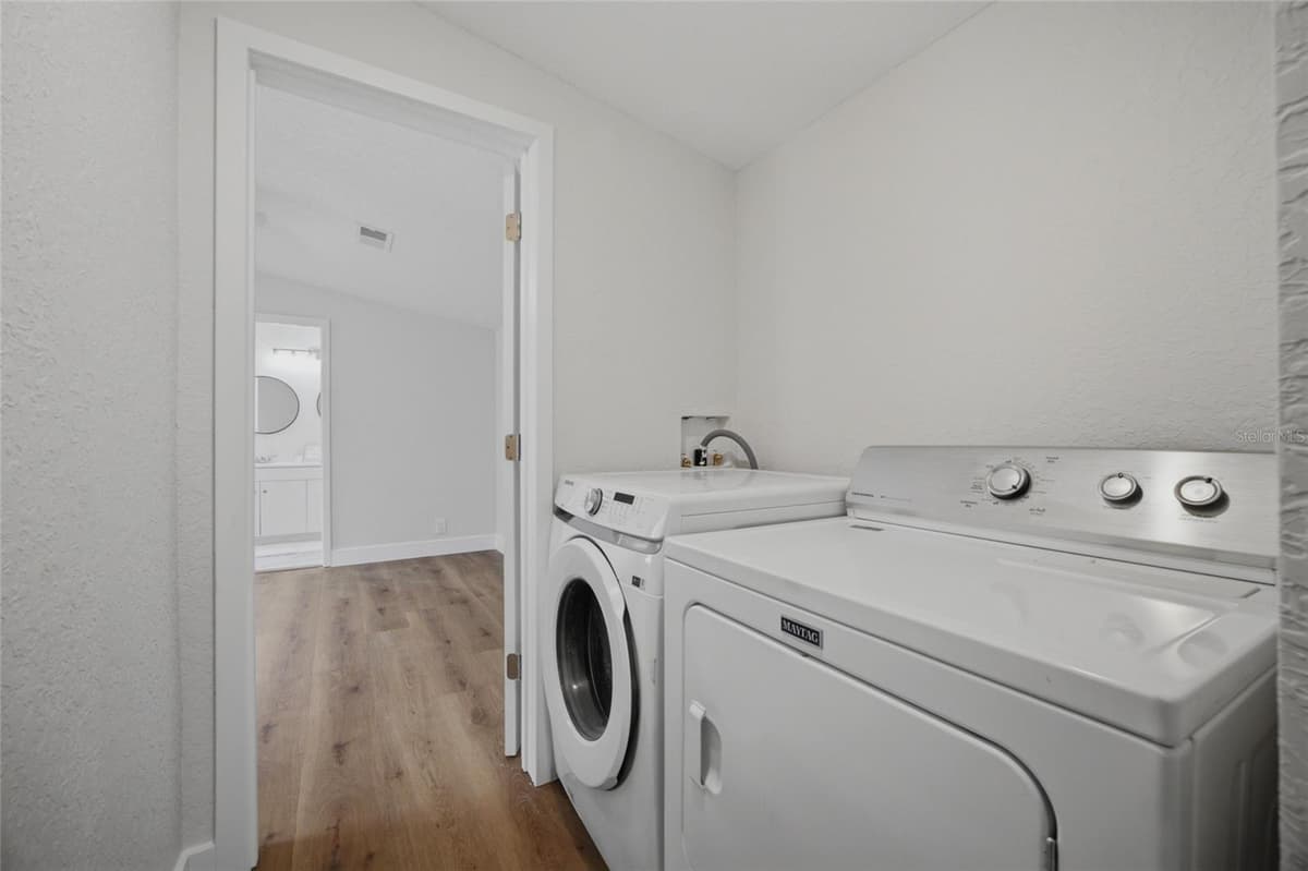 11602 LEWIS AVENUE — photo 20 of 25