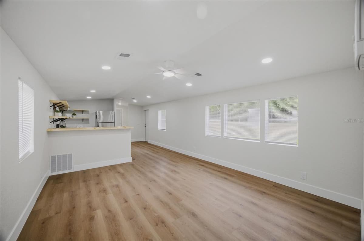 11602 LEWIS AVENUE — photo 6 of 25