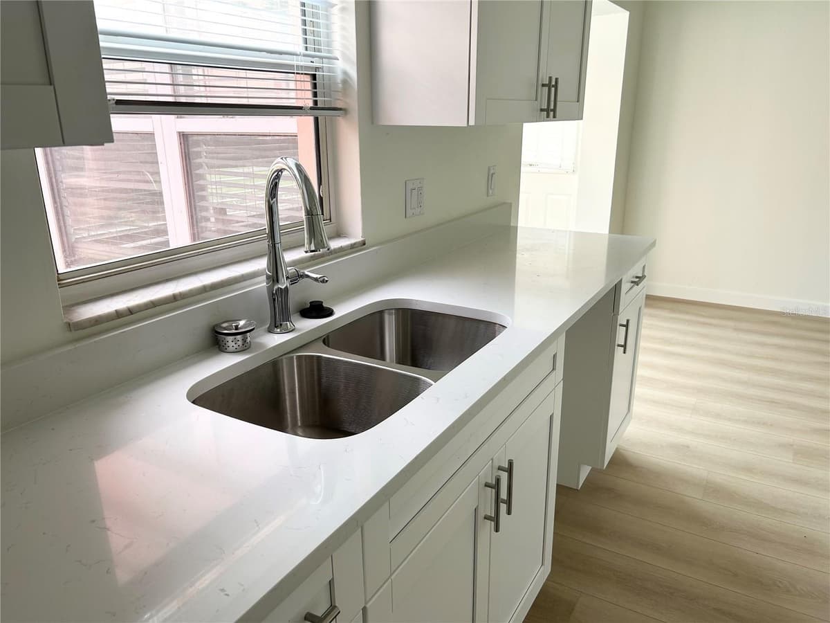 7011 PLACE DE LA PAIX — photo 10 of 22