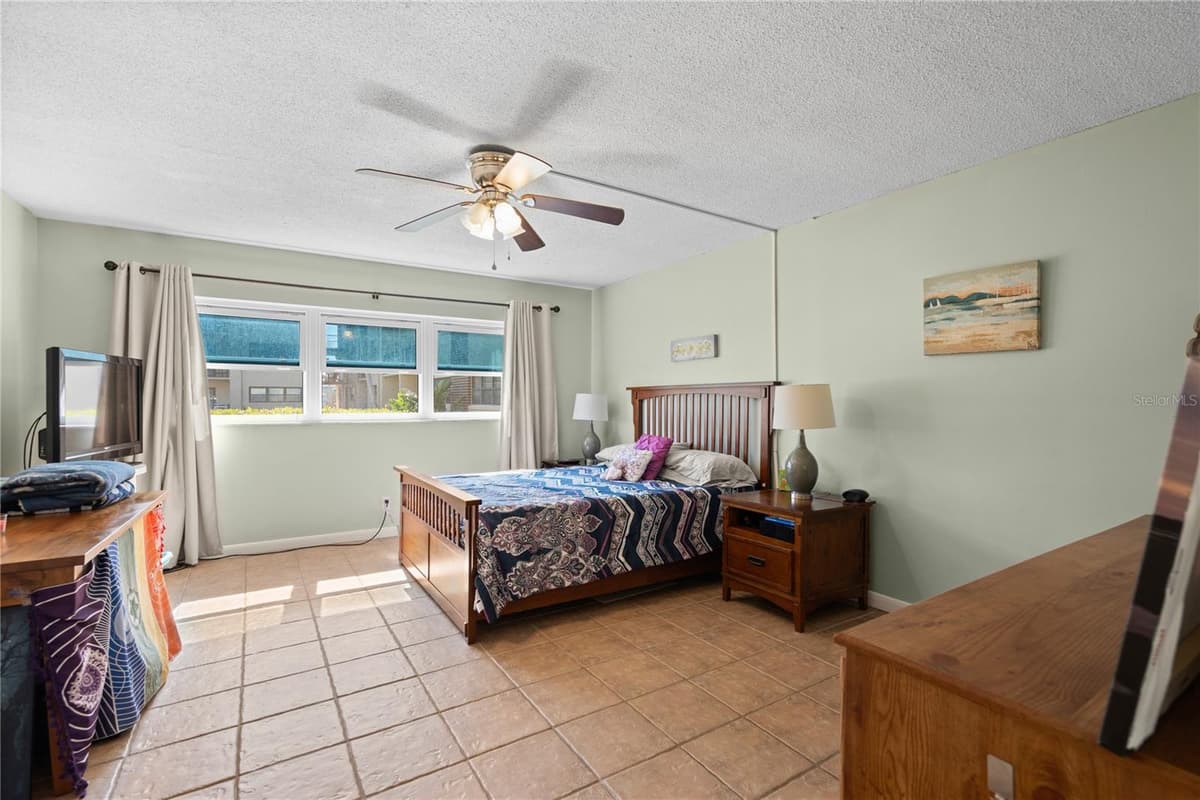 2100 OCEAN SHORE BOULEVARD — photo 13 of 39