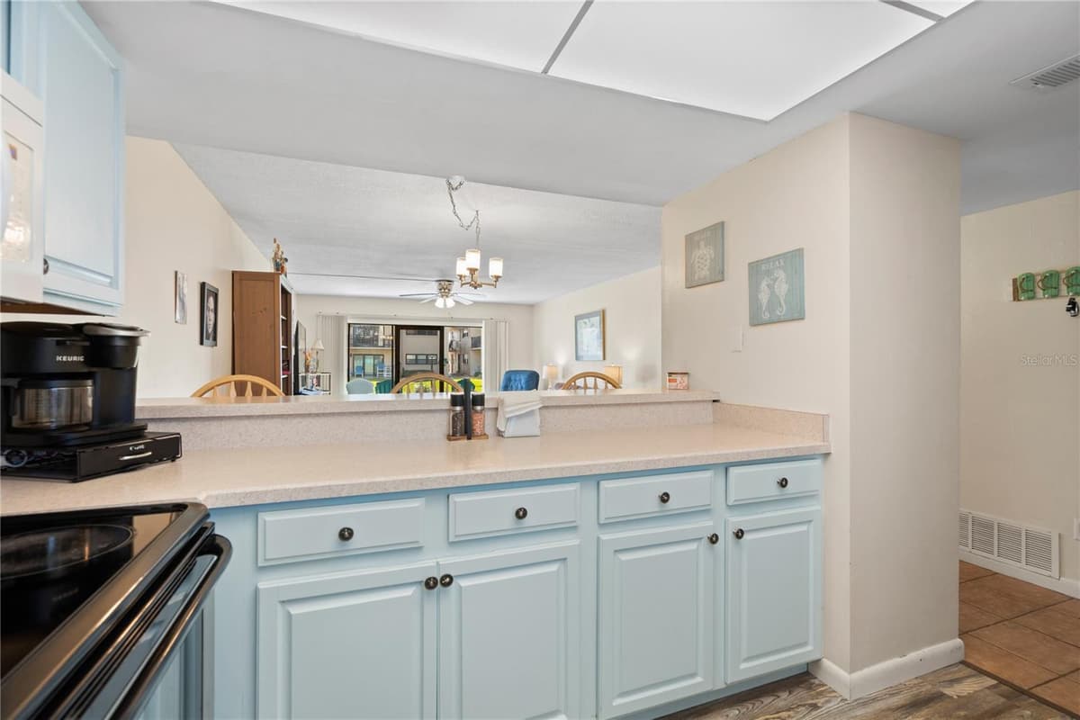 2100 OCEAN SHORE BOULEVARD — photo 4 of 39