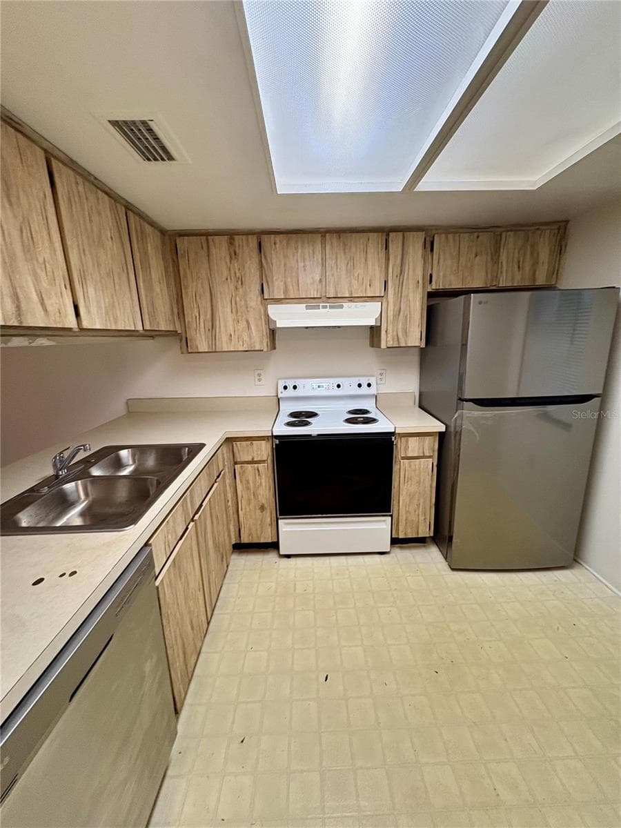 5038 TERRACE PALMS CIRCLE — photo 5 of 31