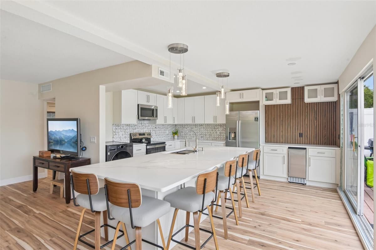 609 WESTWINDS DRIVE — photo 5 of 32
