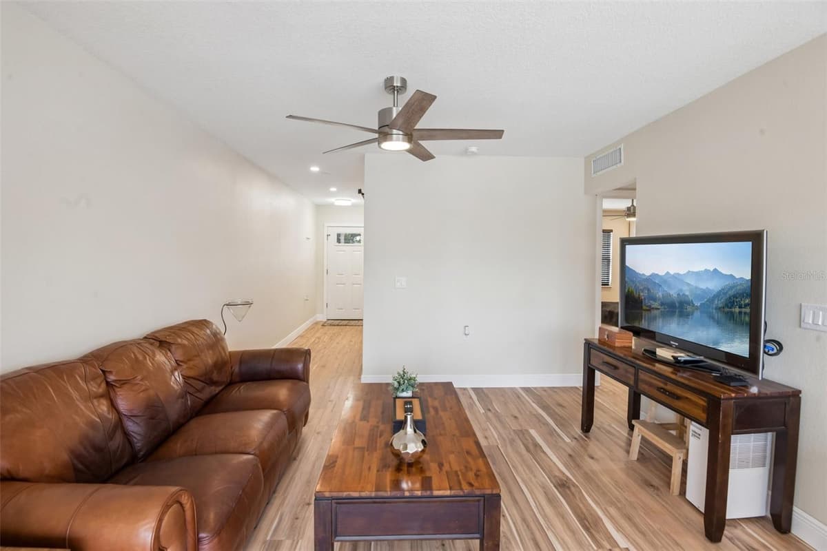 609 WESTWINDS DRIVE — photo 3 of 32