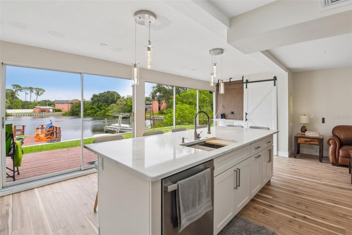 609 WESTWINDS DRIVE — photo 8 of 32
