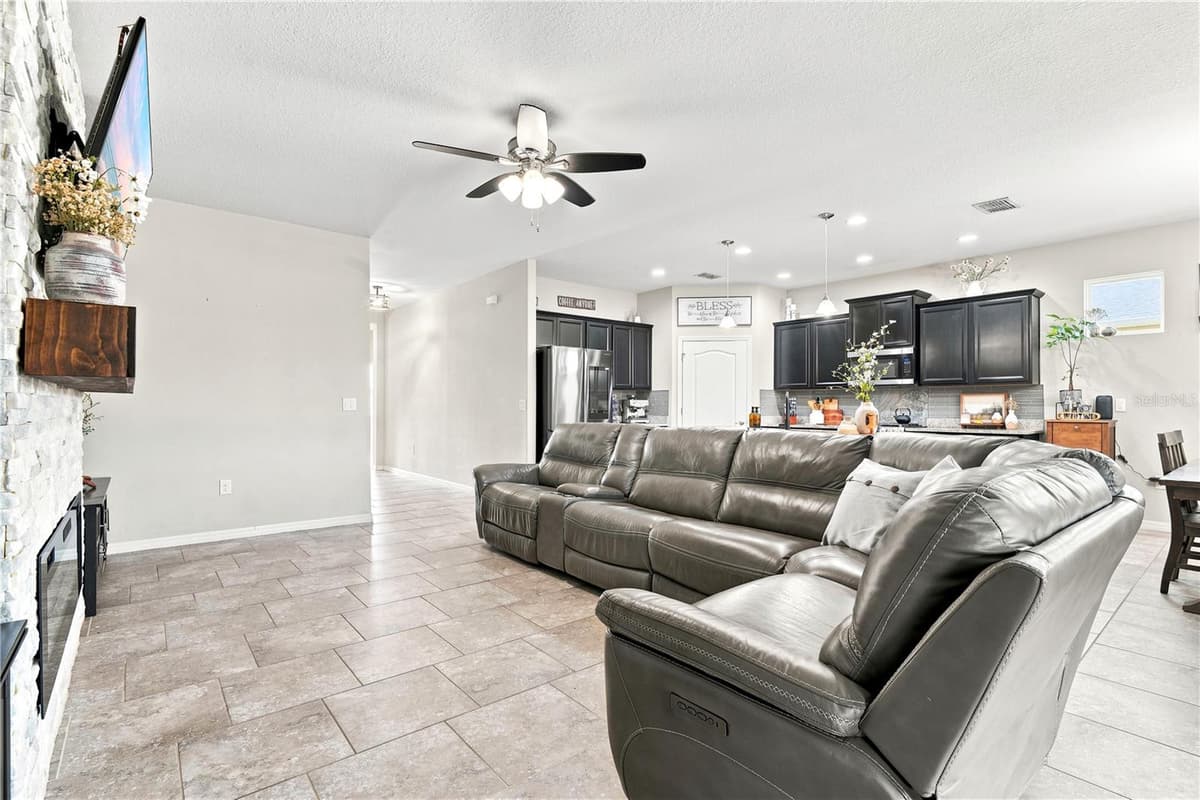 632 VICTORIA TRAILS BOULEVARD — photo 10 of 48