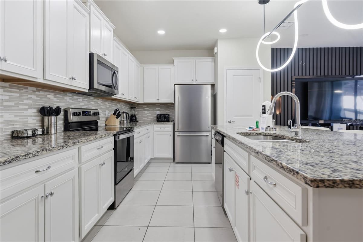 3954 LANA AVENUE — photo 7 of 28