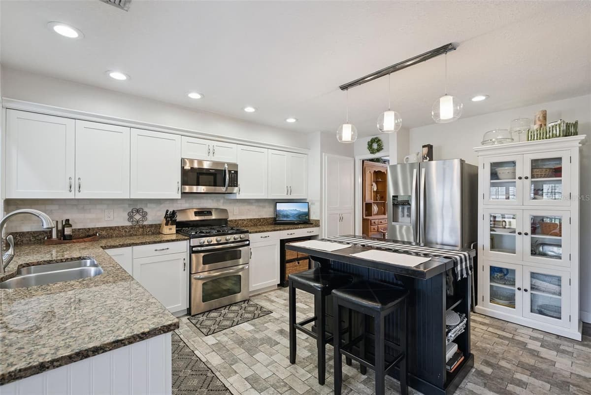 290 MANOR OAKS COURT — photo 12 of 54