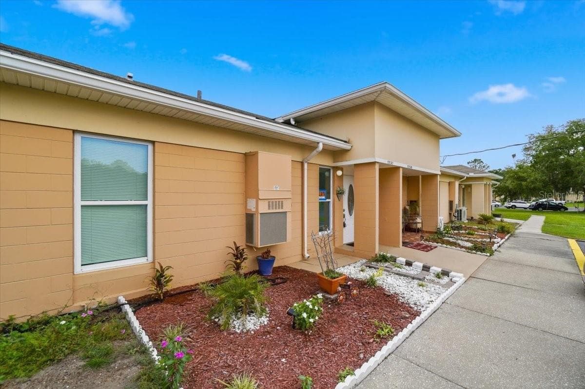2237 CLUB CIRCLE — photo 3 of 44