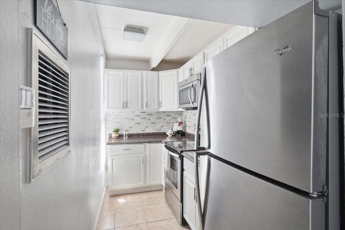 2237 CLUB CIRCLE — photo 10 of 44