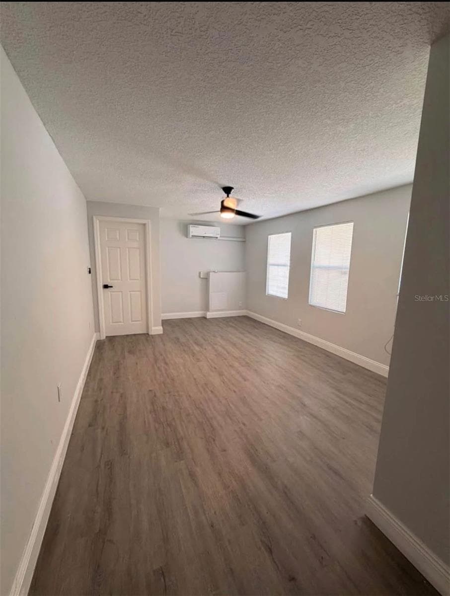 1905 ROSLYN AVENUE — photo 6 of 10