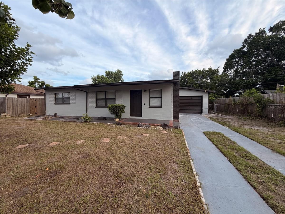 1905 ROSLYN AVENUE — photo 1 of 10