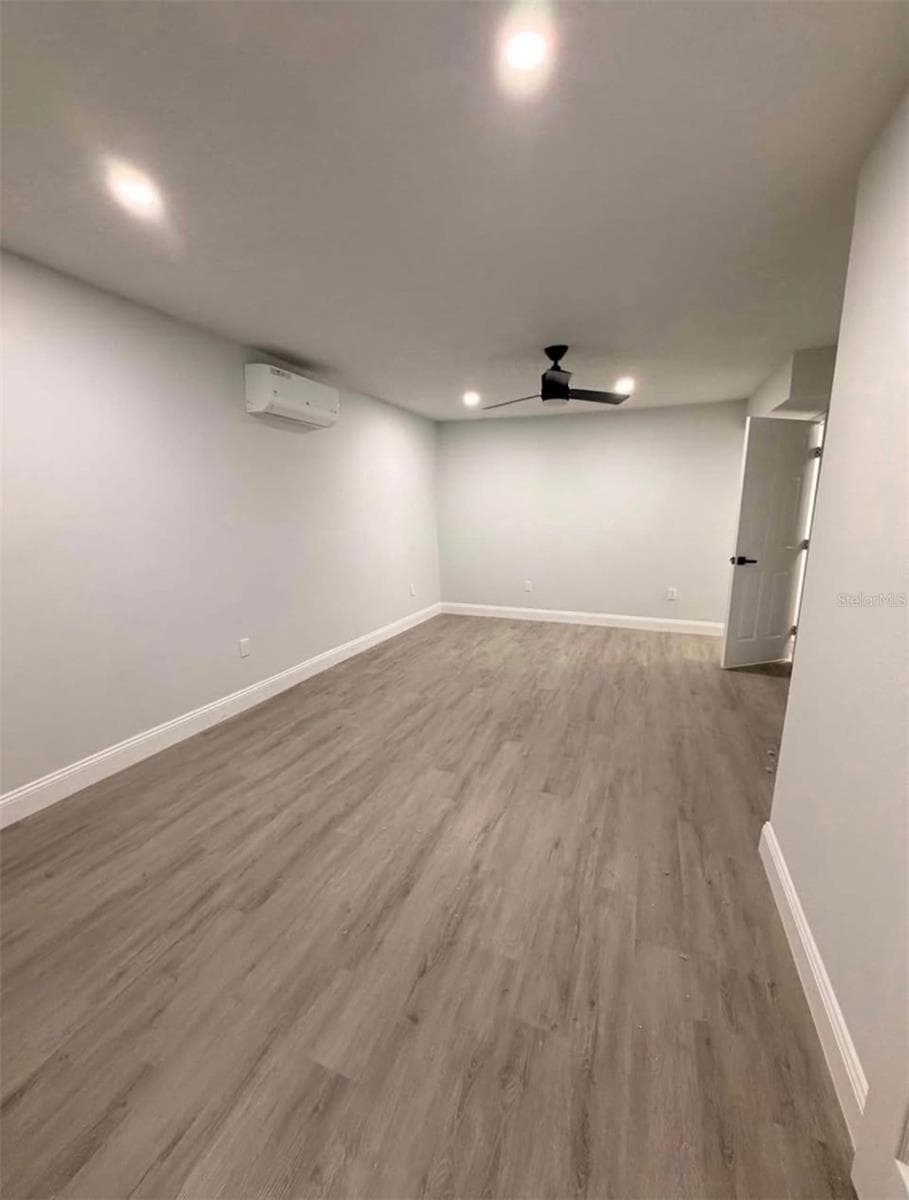 1905 ROSLYN AVENUE — photo 8 of 10