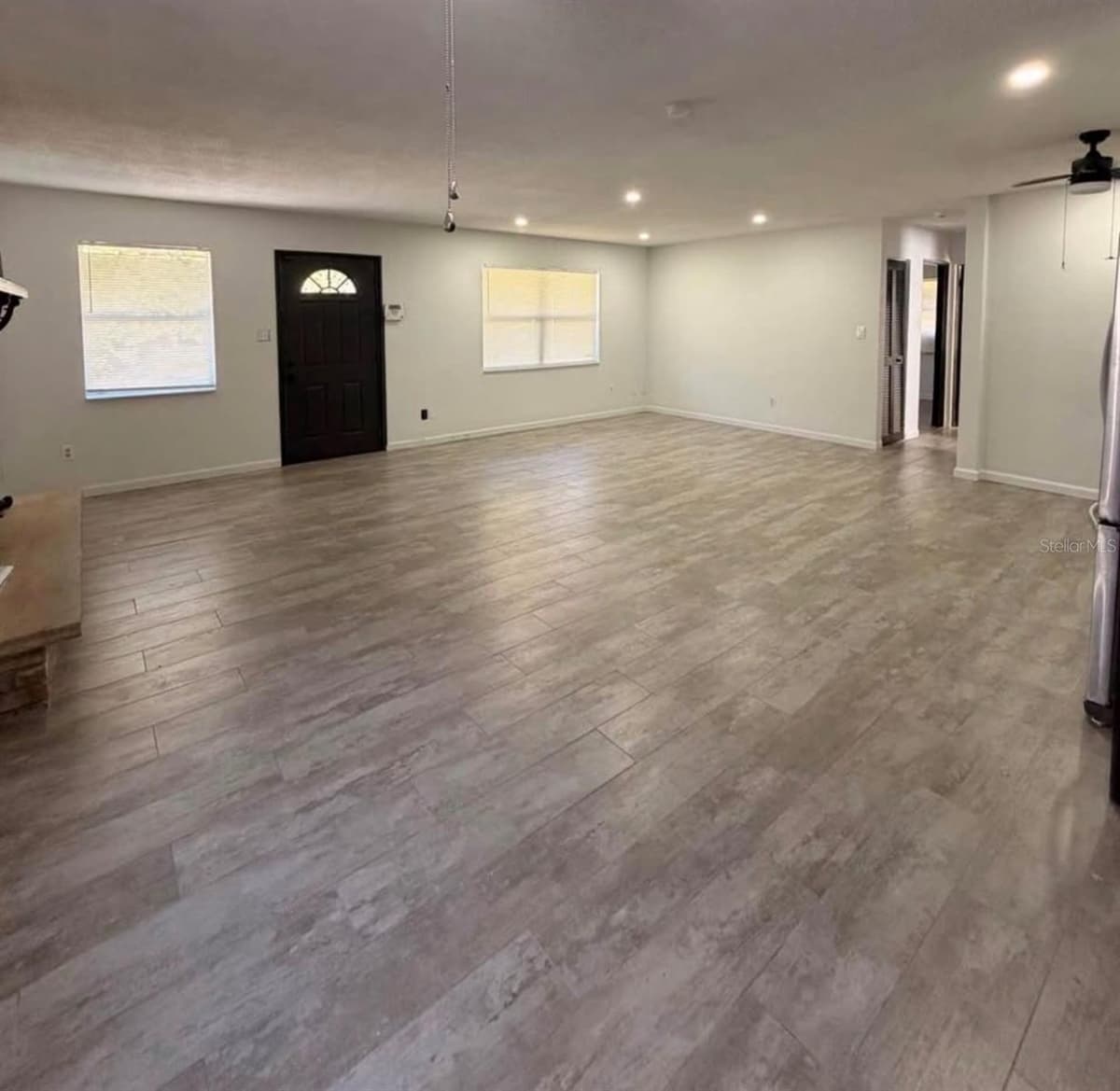 1905 ROSLYN AVENUE — photo 2 of 10