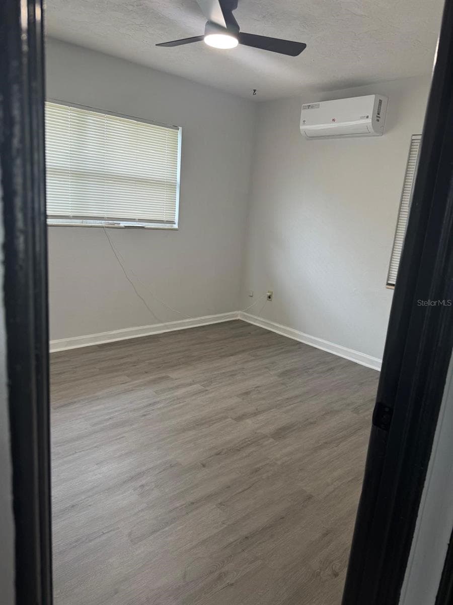 1905 ROSLYN AVENUE — photo 4 of 10
