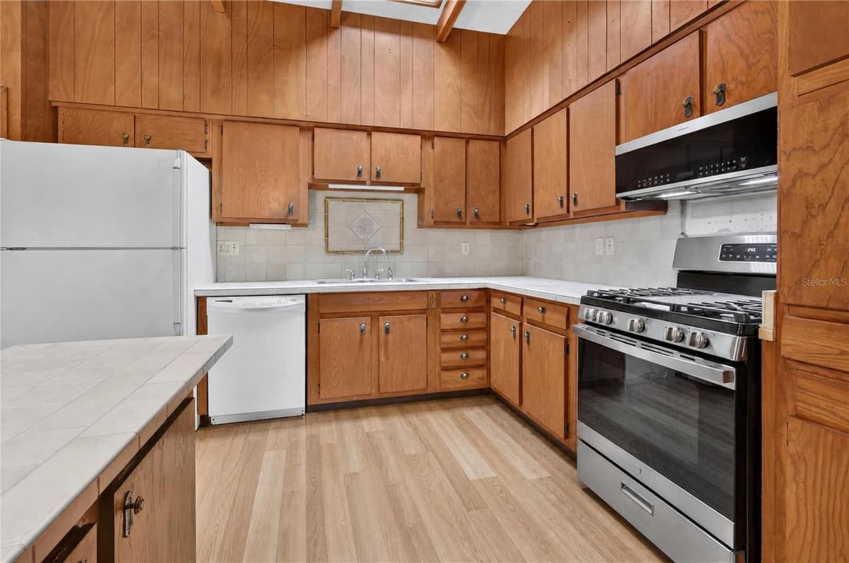 2435 BROADVUE AVE — photo 7 of 39