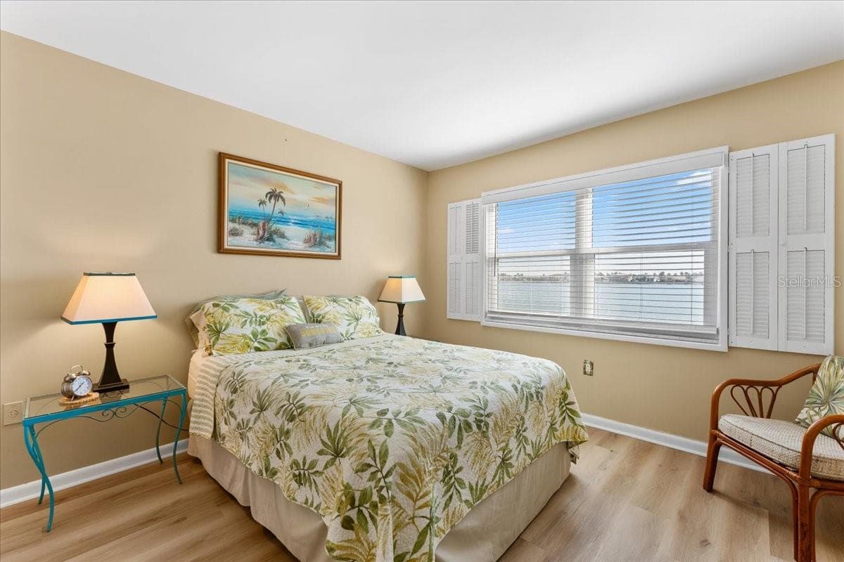 5020 BRITTANY DRIVE — photo 15 of 30
