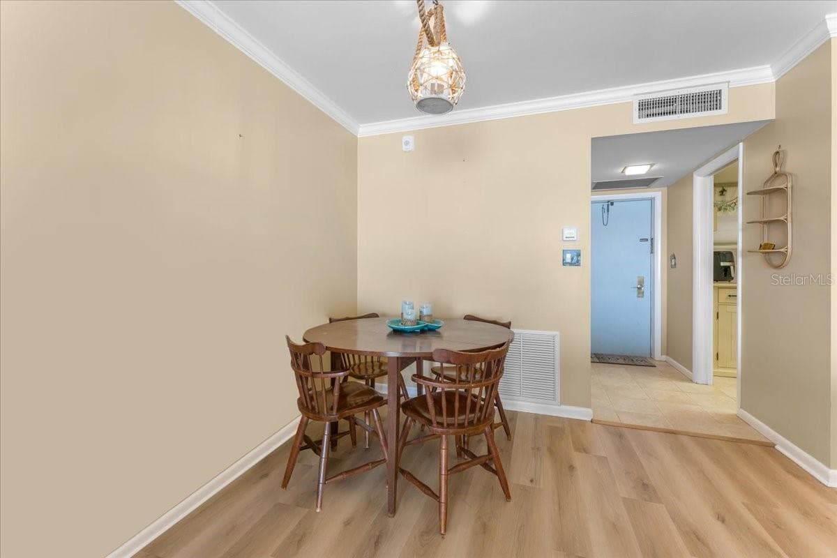 5020 BRITTANY DRIVE — photo 13 of 30