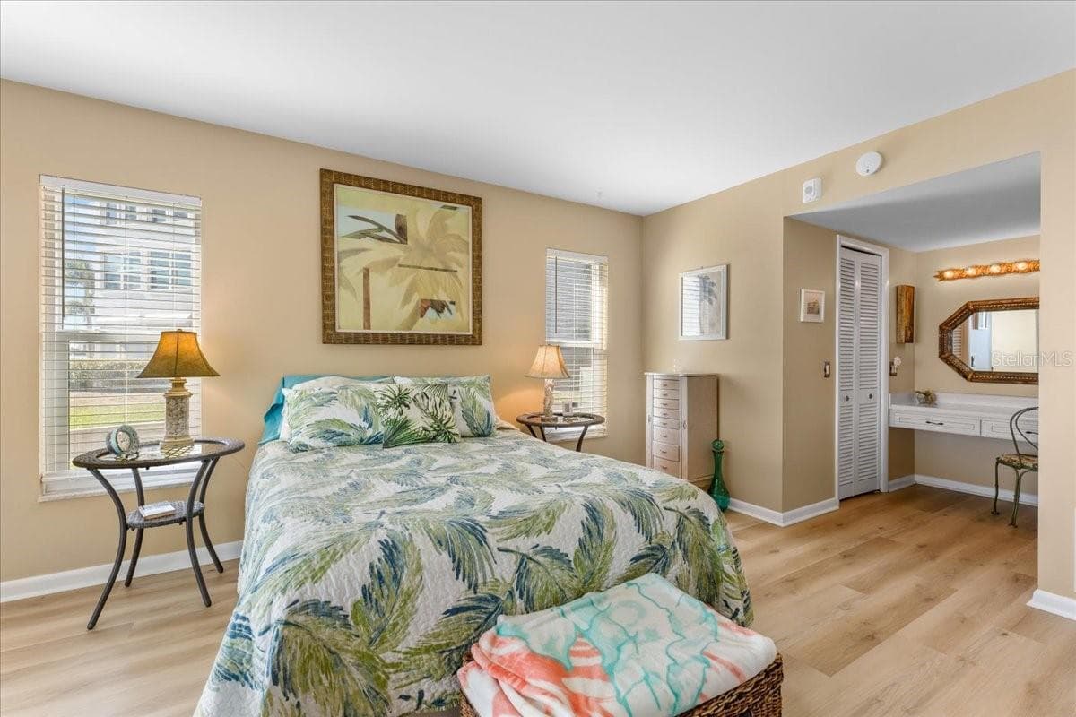 5020 BRITTANY DRIVE — photo 6 of 30