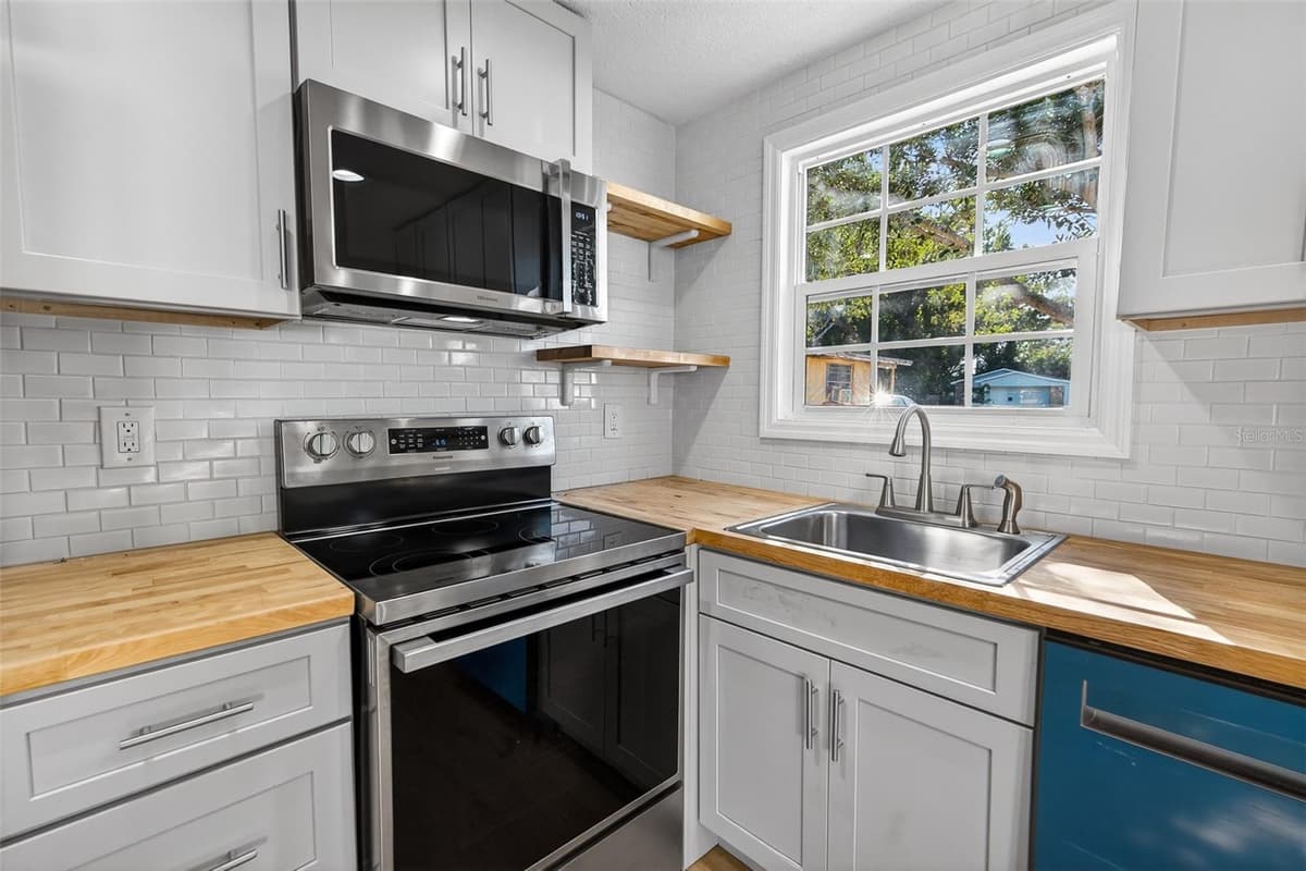 4545 12TH AVENUE — photo 7 of 37