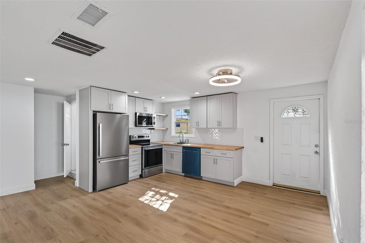 4545 12TH AVENUE — photo 4 of 37