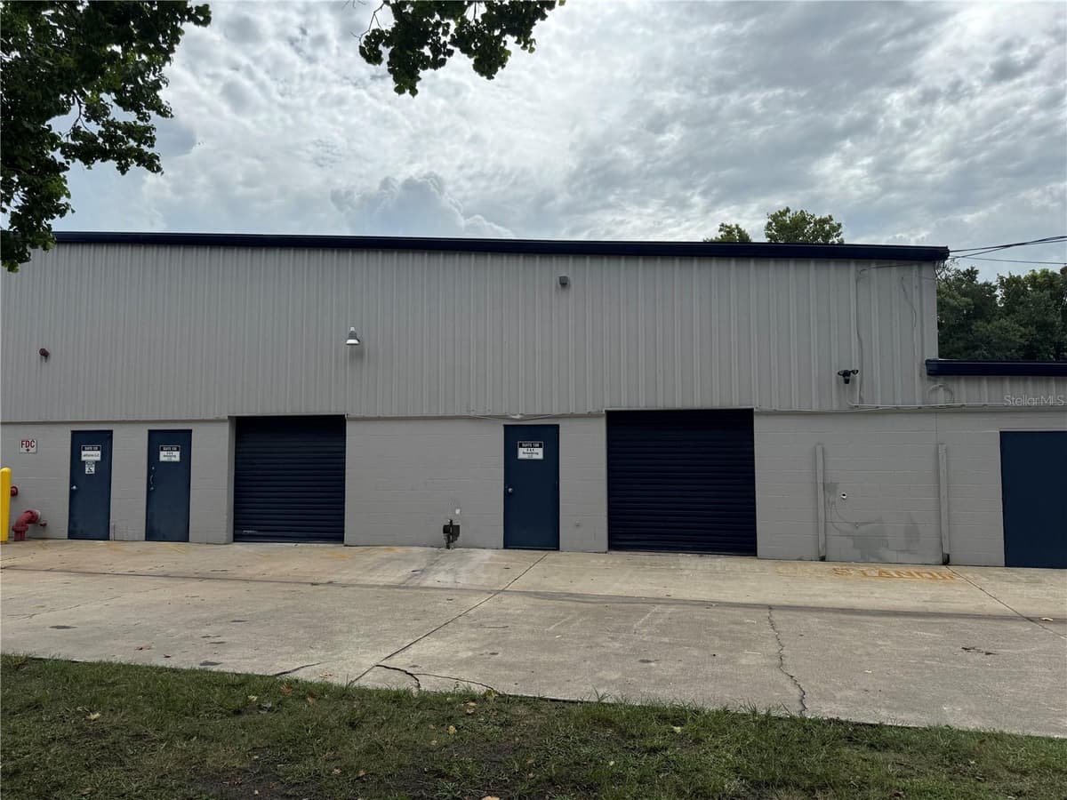 2920 AIRPORT BOULEVARD — photo 1 of 7