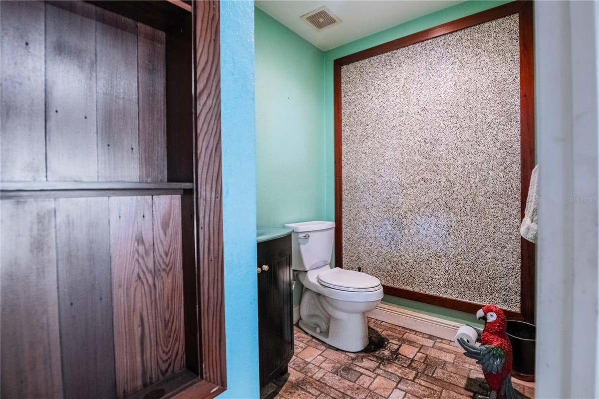 205 THOMAS COURT — photo 33 of 50