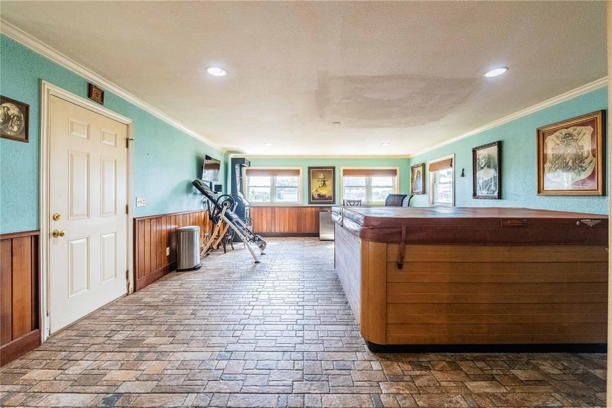 205 THOMAS COURT — photo 34 of 50