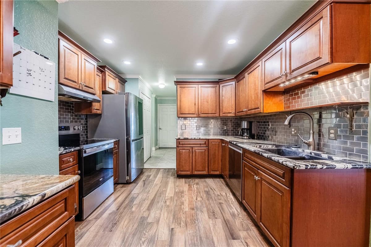 205 THOMAS COURT — photo 10 of 50