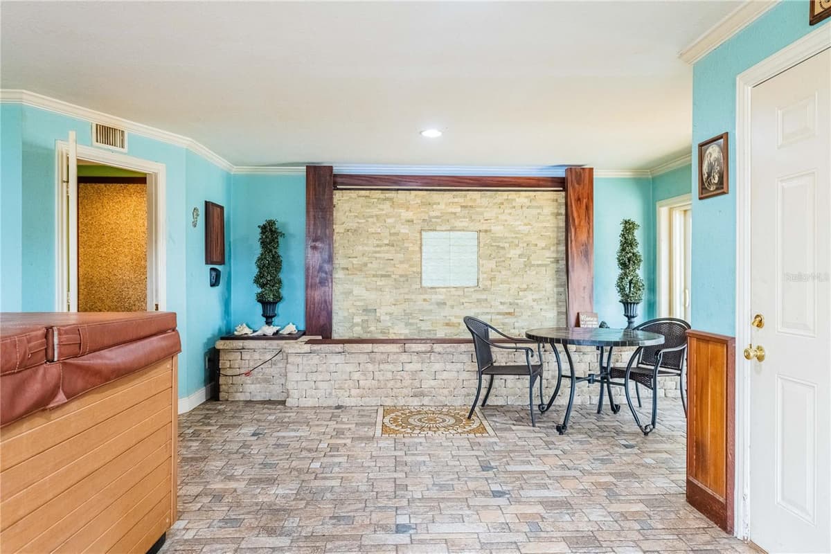205 THOMAS COURT — photo 32 of 50