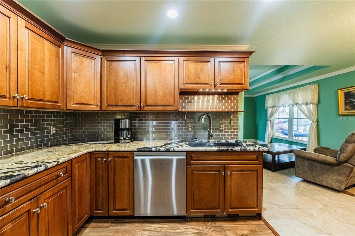 205 THOMAS COURT — photo 14 of 50