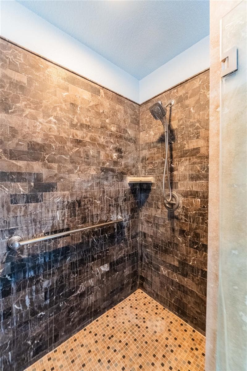205 THOMAS COURT — photo 24 of 50