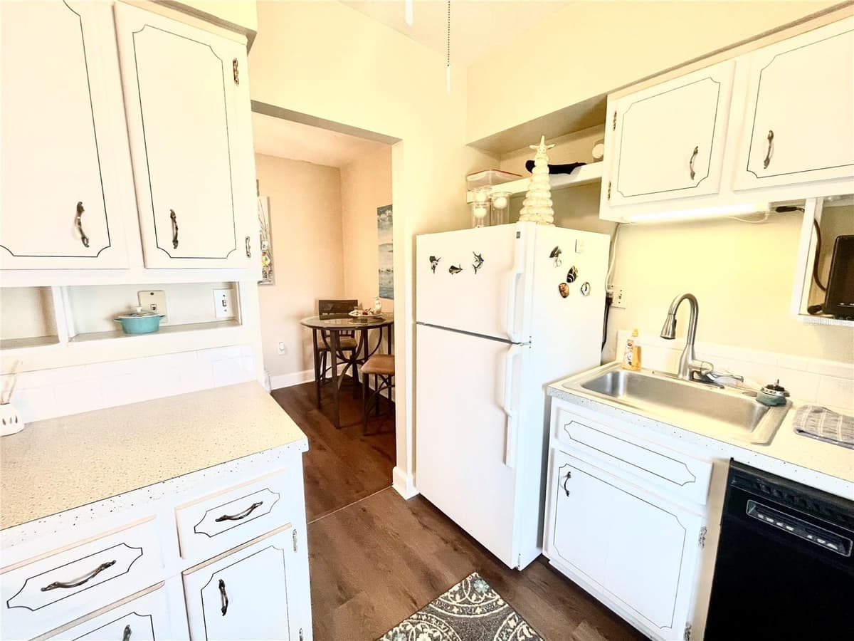 1600 LAKE PARKER DRIVE — photo 10 of 31