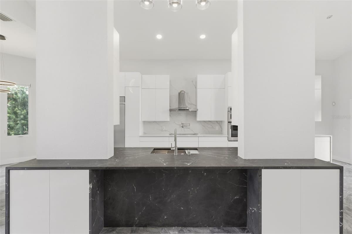 673 LAKE HARBOR CIRCLE — photo 9 of 60