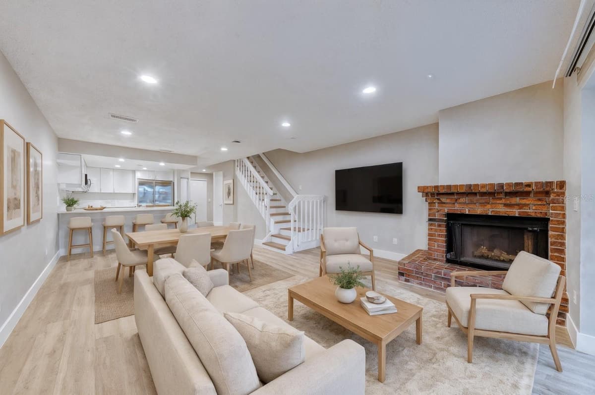 5210 LAZY OAKS DRIVE — photo 8 of 37