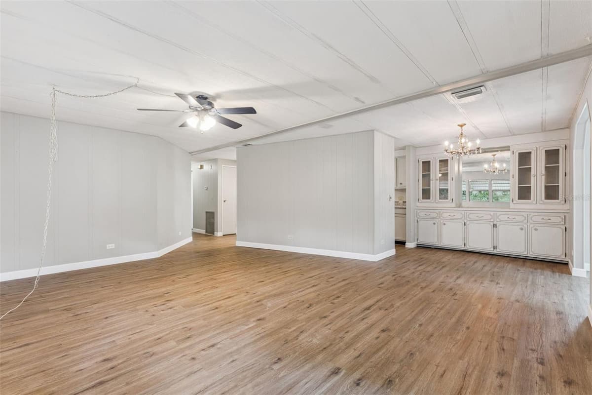 16842 ELDERBERRY DRIVE — photo 9 of 33