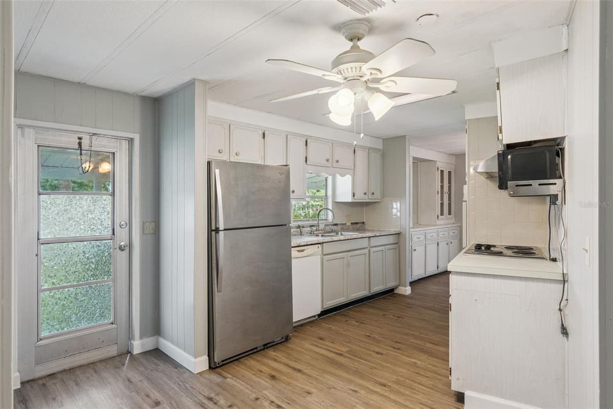 16842 ELDERBERRY DRIVE — photo 4 of 33