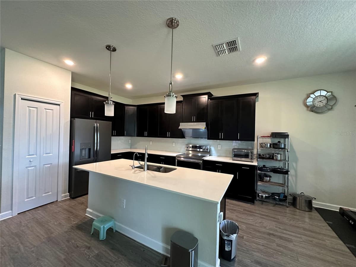 2093 LAKE SIDE AVENUE — photo 10 of 38