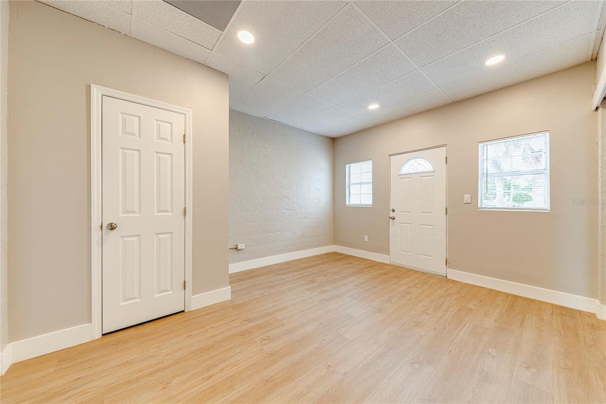 1100 CALANDA AVENUE — photo 14 of 39