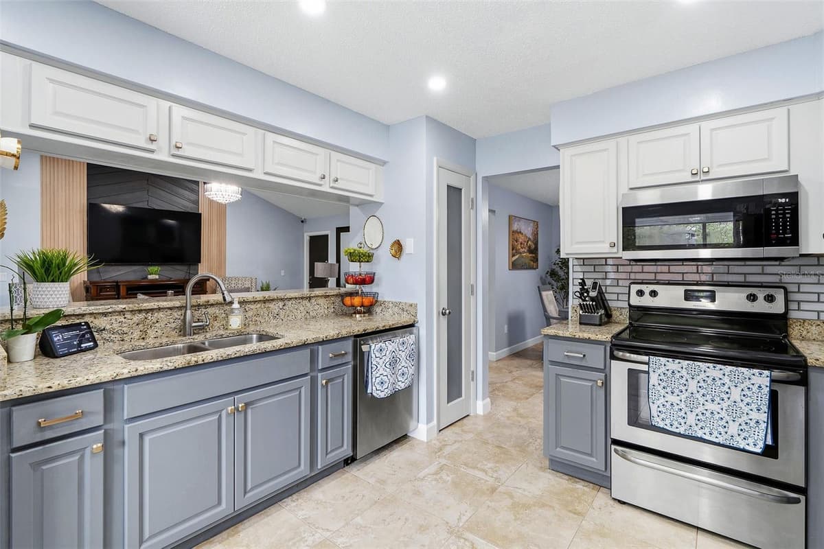 15747 SCRIMSHAW DRIVE — photo 10 of 38