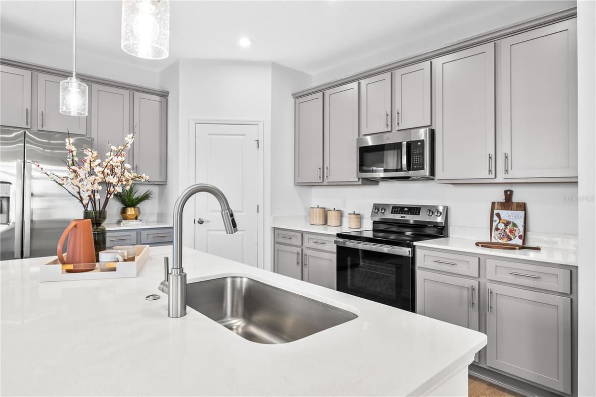 806 CASTLEFORD AVENUE — photo 10 of 49